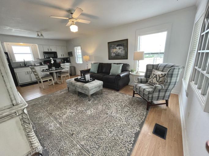 Living area 5, Cora's Cabins, Smith