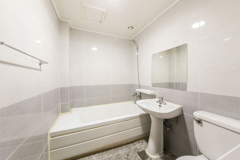 Bathroom 3, Jinju Seongju, Jinju