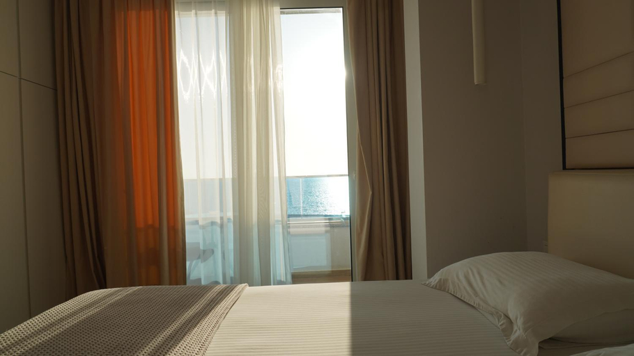 Others 5, Hotel Miami II, Kavajës