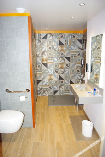 Bathroom 4, greet Paris Porte de la Chapelle-Aréna, Paris