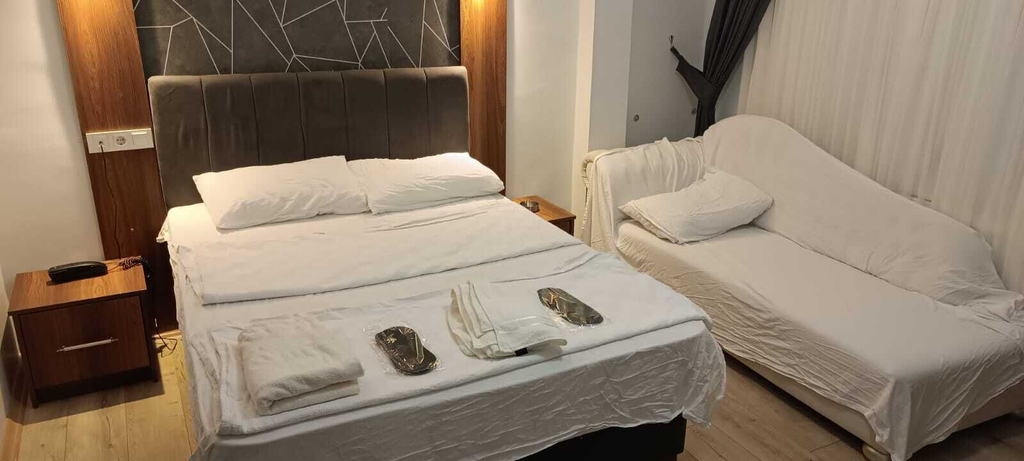 Others 4, ay butik otel, Merkez