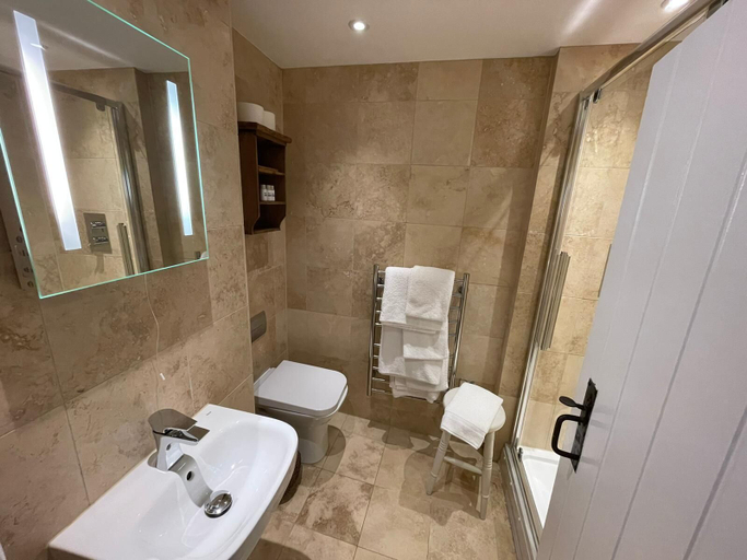 Bathroom 3, The Grosvenor Arms , Wiltshire