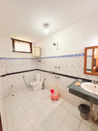 Bathroom 3, New Suraj Inn - Nestled near Hadimba Temple ! Rooftop Cafe ! Private Parking, Kullu