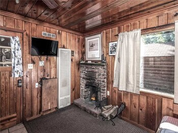 Others 4, Perfect Cabin, 2 Bedrooms, Fireplace, Midtown, Sleeps 5, Lincoln
