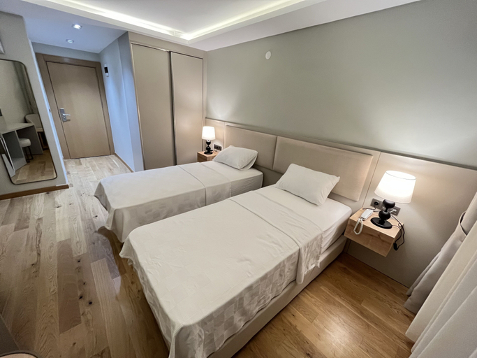 Others 2, Sezer's Oliva Hotel, Ezine