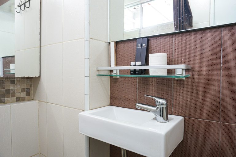 Bathroom 4, Comfortable Studio @ Green Bay Pluit Apartment, North Jakarta