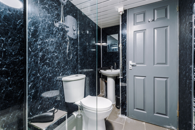 Bathroom 4, Stay with Empire- Dickson Road, Blackpool