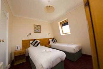 Guestroom 3, Golden Strand Hotel, London