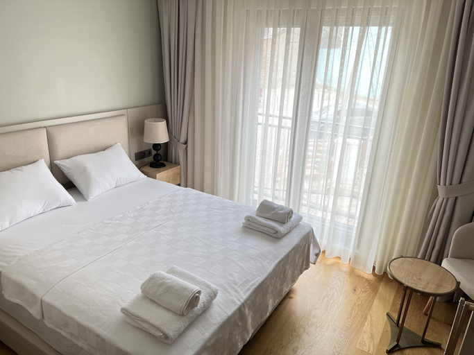 Others 5, Sezer's Oliva Hotel, Ezine