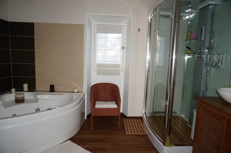 Bathroom 2, Lou Bastido, Bouches-du-Rhône