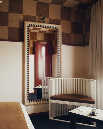 Others 4, Hotel Luxia, Paris