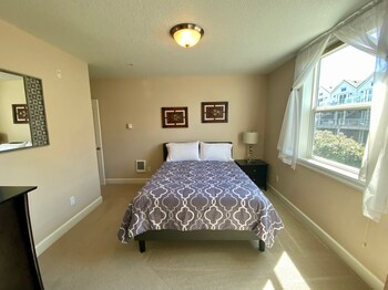Room 2, Rockaway Shores, Tillamook