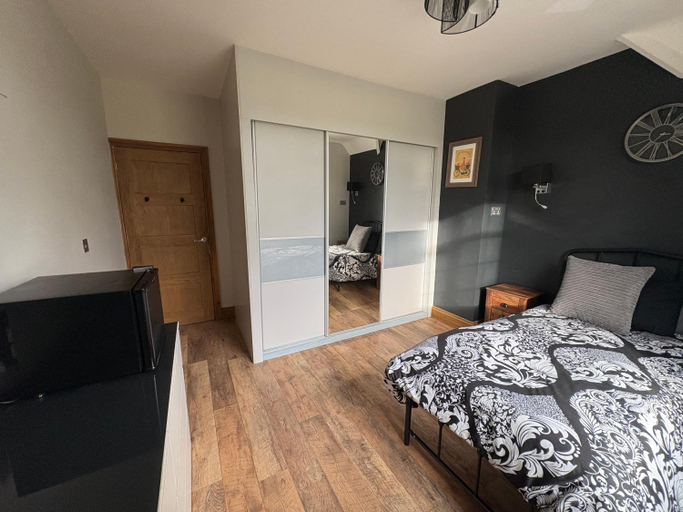 Bedroom 2, The Singles Motel, Leicester