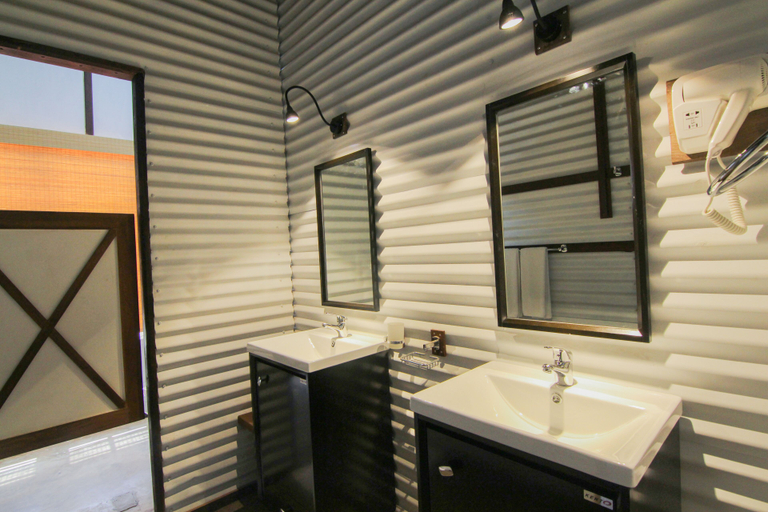 Bathroom 5, Tea & Experience Factory, Hanguranketha