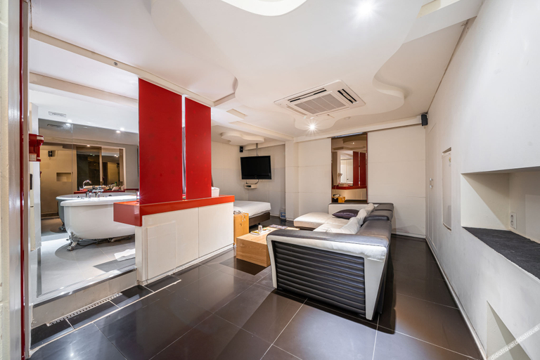 Others 4, Lucy Hotel, Guri