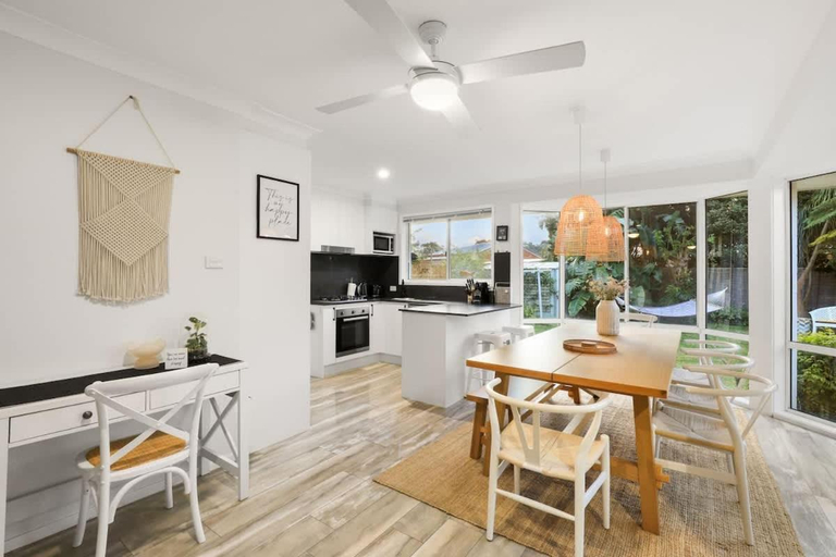 Others 4, White Sandy Cottage, Port Stephens