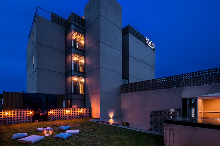 Exterior & Views