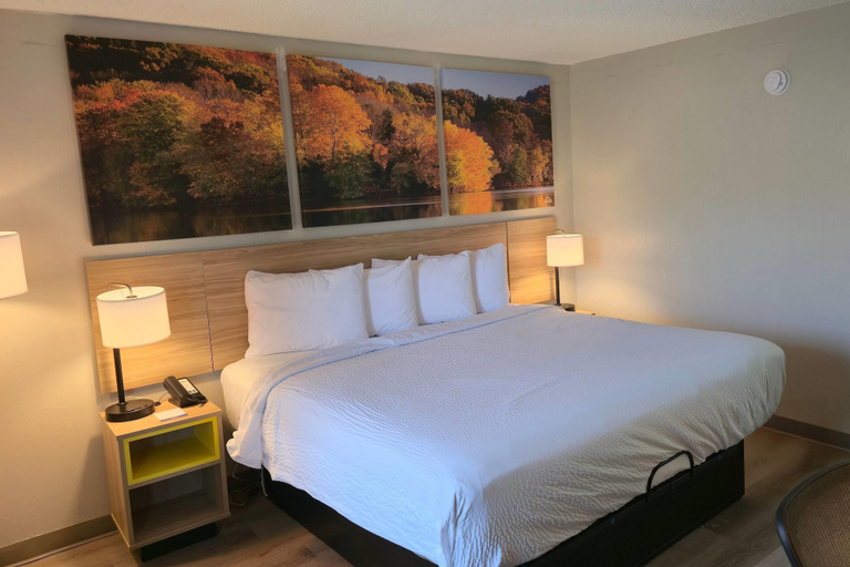 Bedroom 5, Days Inn by Wyndham Scottsboro AL, Jackson