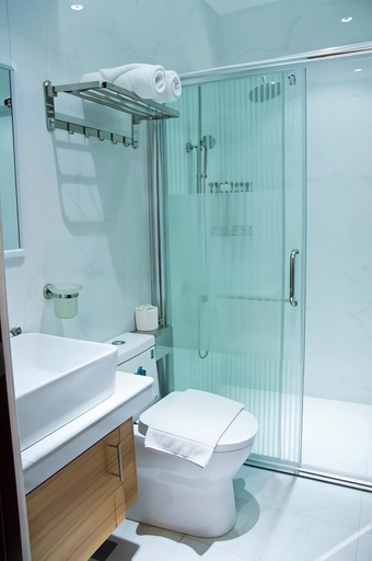 Bathroom, ELTI Suites, Mabalacat