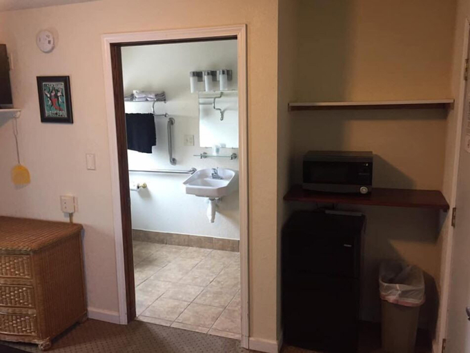 Bathroom, Highland Court Motel, Martin