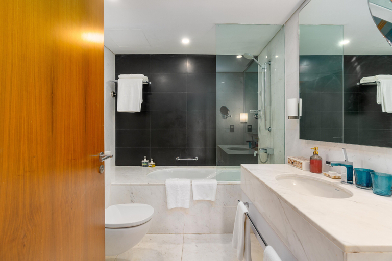 Bathroom 3, Spacious Apartment With Panoramic Skyline Views, Dubai