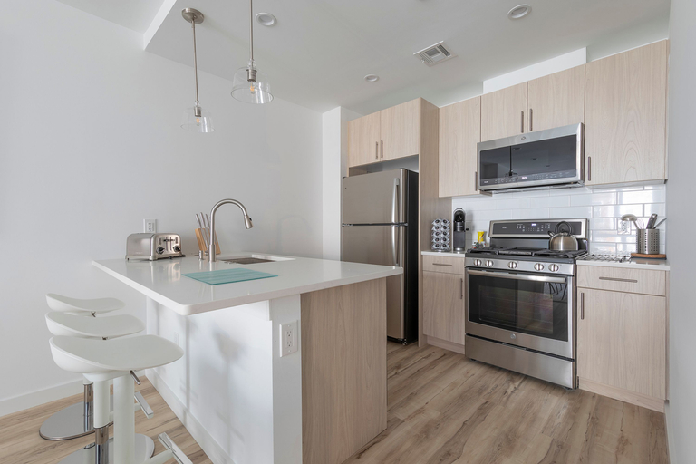 Others 4, Lavish 3BR Retreat w Private Rooftop Deck Near NYC, Hudson