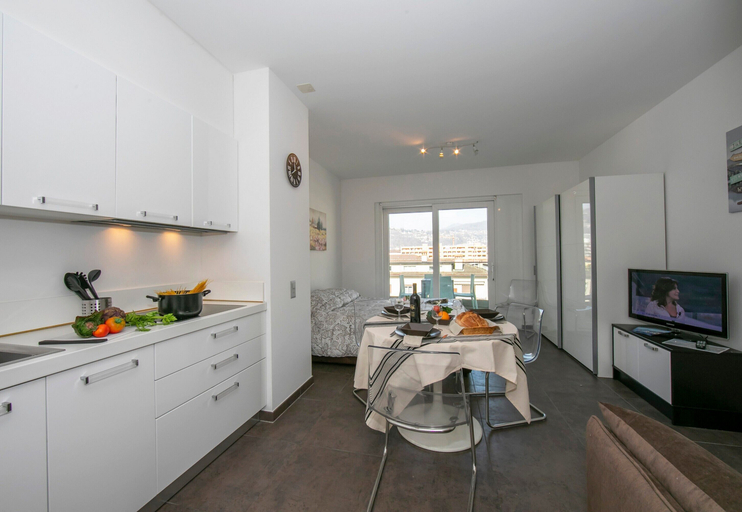 Others 4, Sunrise House, Lugano