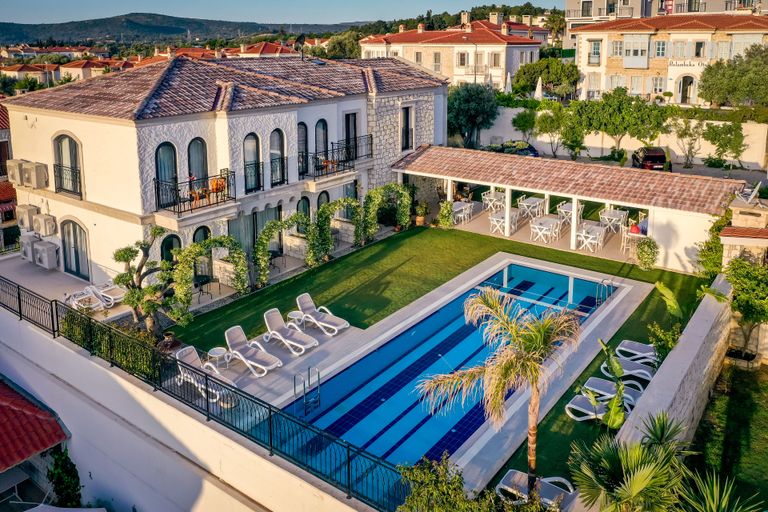 Exterior & Views