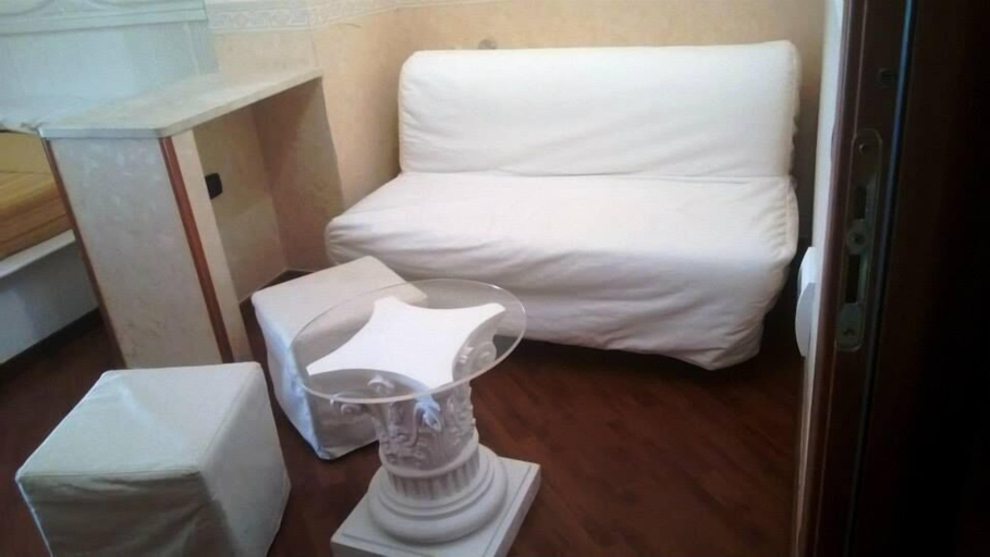 Bedroom 2, Bed & Breakfast Medea, Napoli