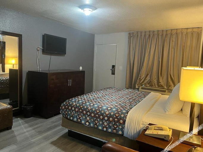 Bedroom 5, Goldstar Inn, Los Angeles