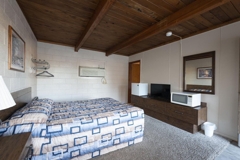 Bedroom 3, Cedar Inn, Red Willow