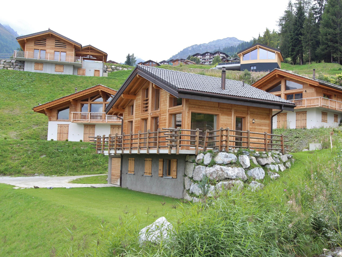 Exterior & Views