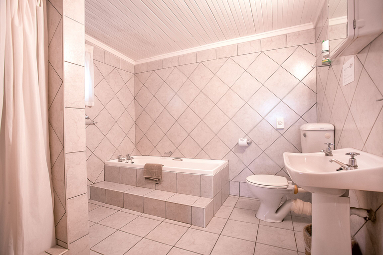 Bathroom, Trennerys Hotel, Amathole