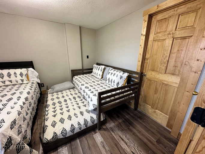 Bedroom 2, Caribou Crossing Motel, Jackson
