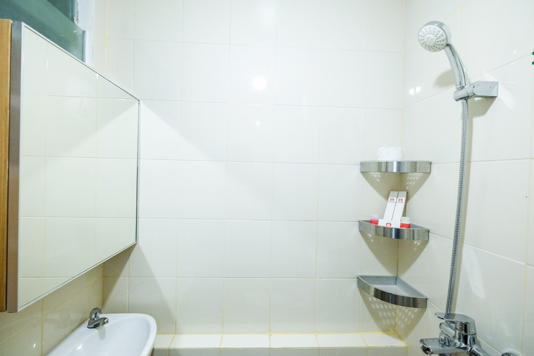 Bathroom 3, Classic 2BR Bassura City Apartment, Jakarta Timur