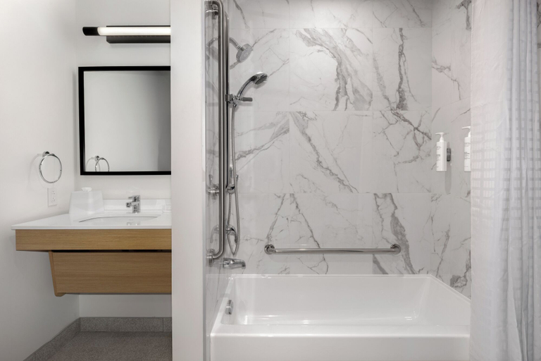 Bathroom 3, Spark By Hilton Montreal Midtown, Montréal