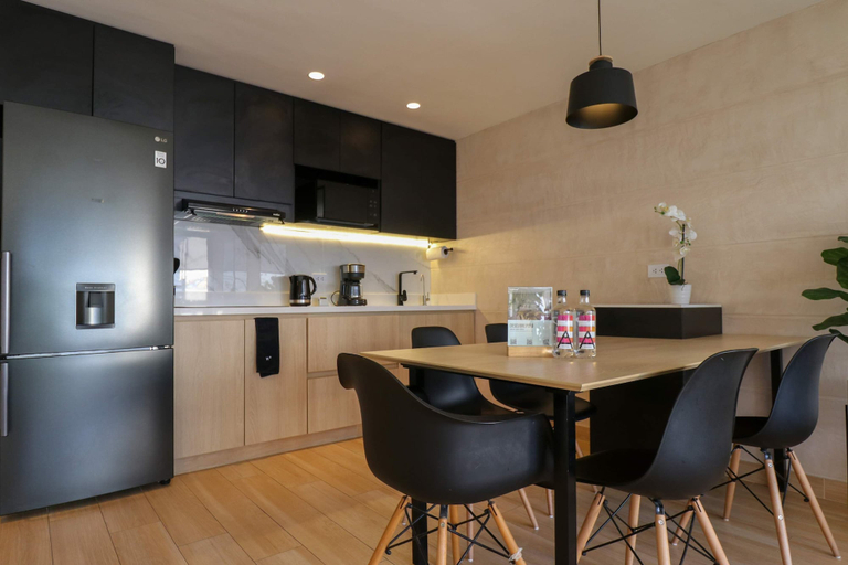 Room 5, w Deluxe 1BR w AC in the Heart of Miraflores, Lima