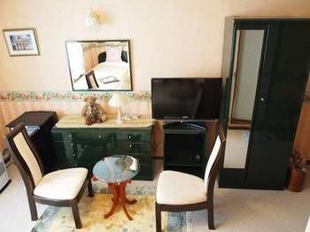 Others 2, Petit Hotel Corinthian, Rebun