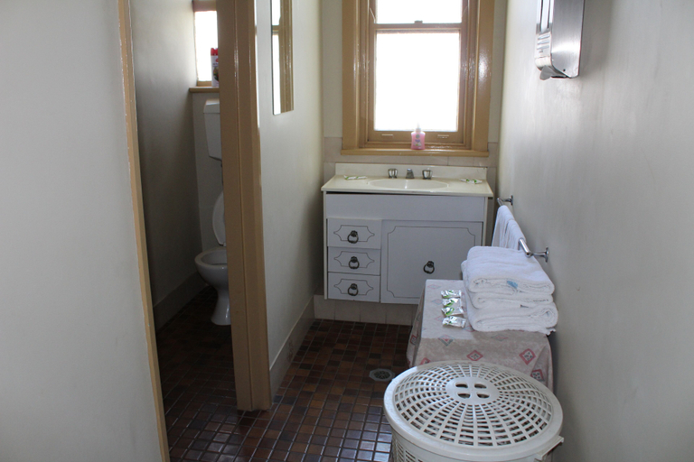 Bathroom 3, Royal Hotel Orange, Orange