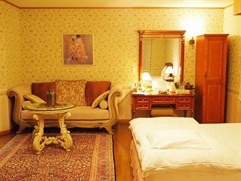 Others 3, Petit Hotel Corinthian, Rebun