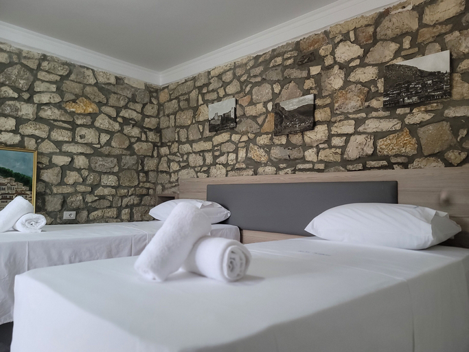 Others 4, Te Gjyshi (at Grandfather), Beratit