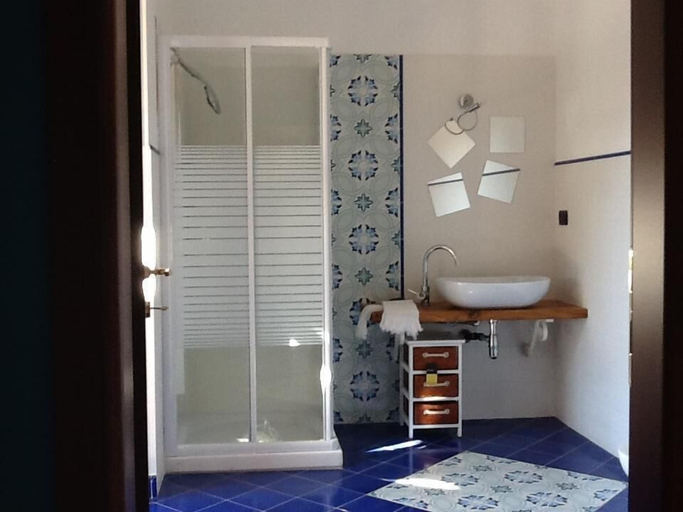 Bathroom, Myricae, Cuneo