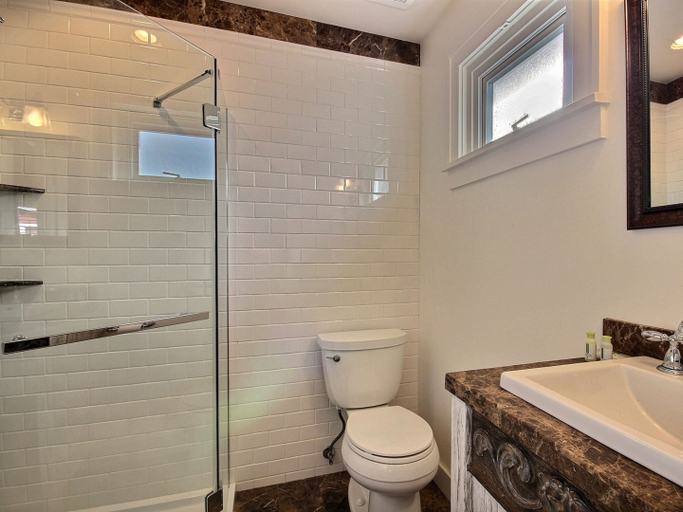 Bathroom 4, Pitchwood Inn & Alehouse, Pacific