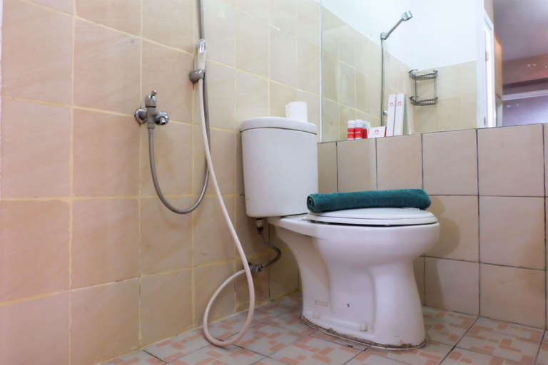 Bathroom 3, Pool View Apartment Green Pramuka, Jakarta Pusat