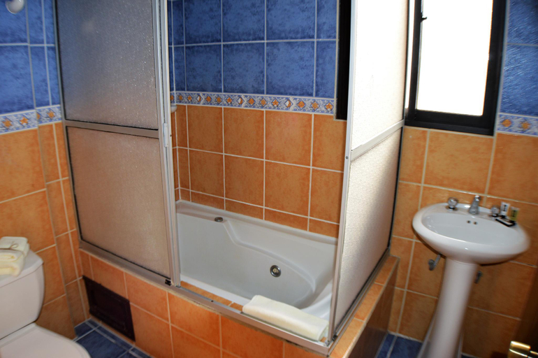 Bathroom 3, Inca's Room Hotel, Pedro Domingo Murillo