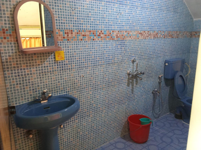 Bathroom, Magnum Prem Niwas Gust house, North Goa