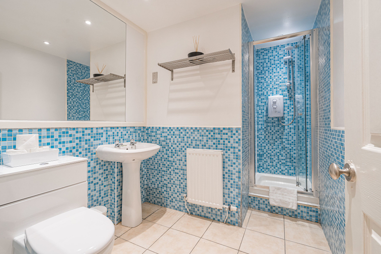 Bathroom 3, 2 Bed Grassmarket Apartment, Edinburgh