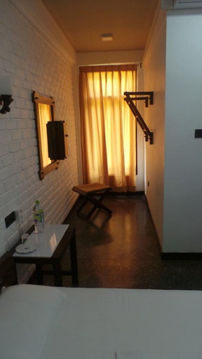 Others 4, Hotel Elaine, Moneragala