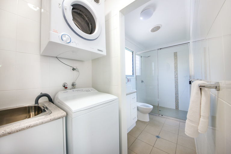 Bathroom 4, Sunset Cabins 1770, Miriam Vale