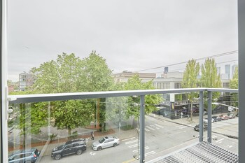 Others 3, Solis, Seattle